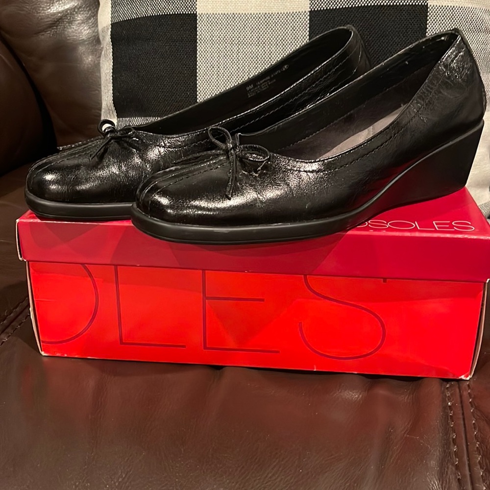Black leather Aerosoles shoes.